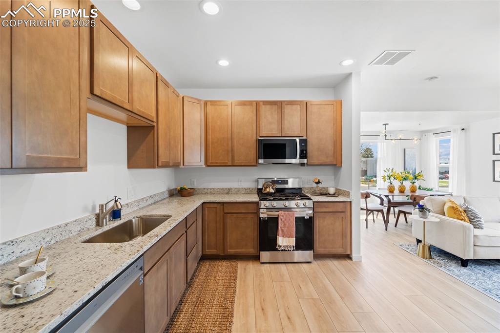 Image 13 of 32: Kitchen