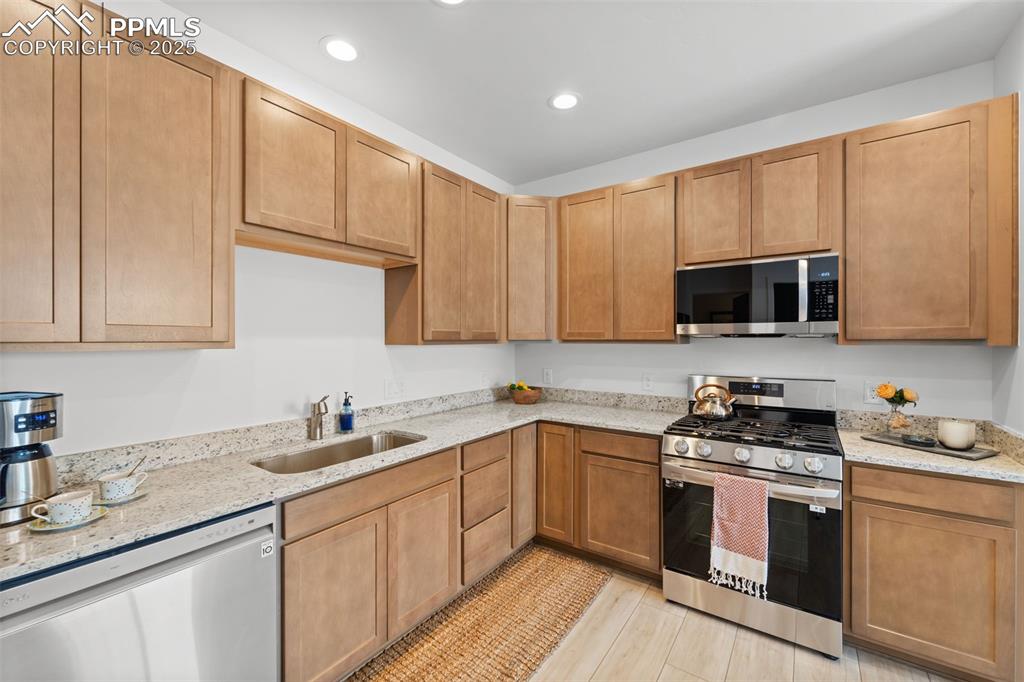 Image 14 of 32: Kitchen