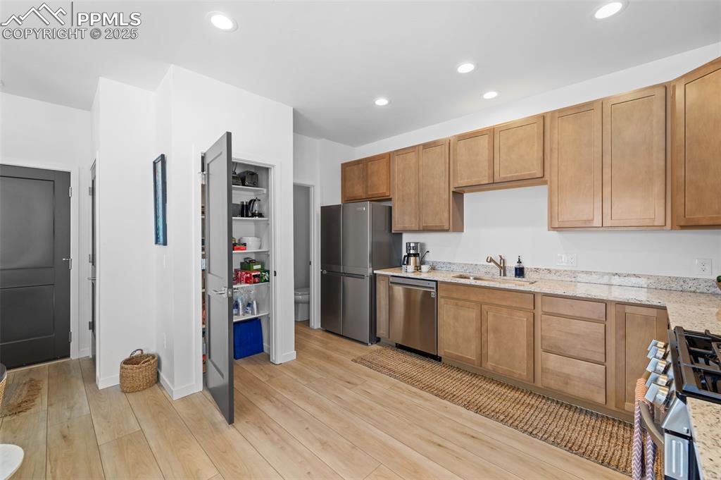 Image 16 of 32: Kitchen