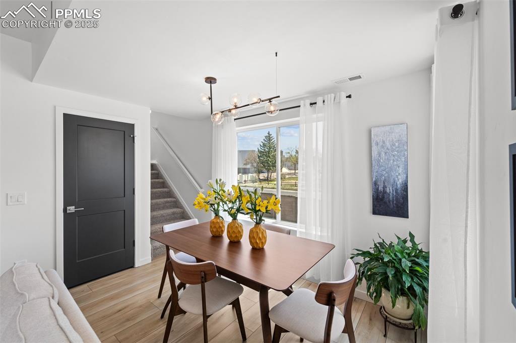 Image 17 of 32: Dining Area