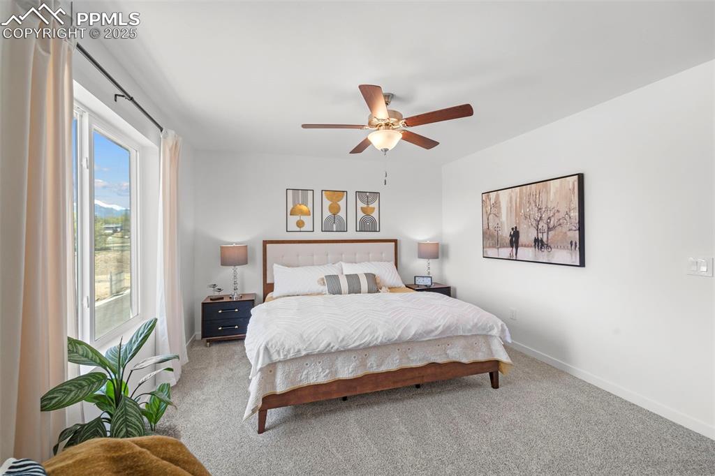 Image 19 of 32: Bedroom