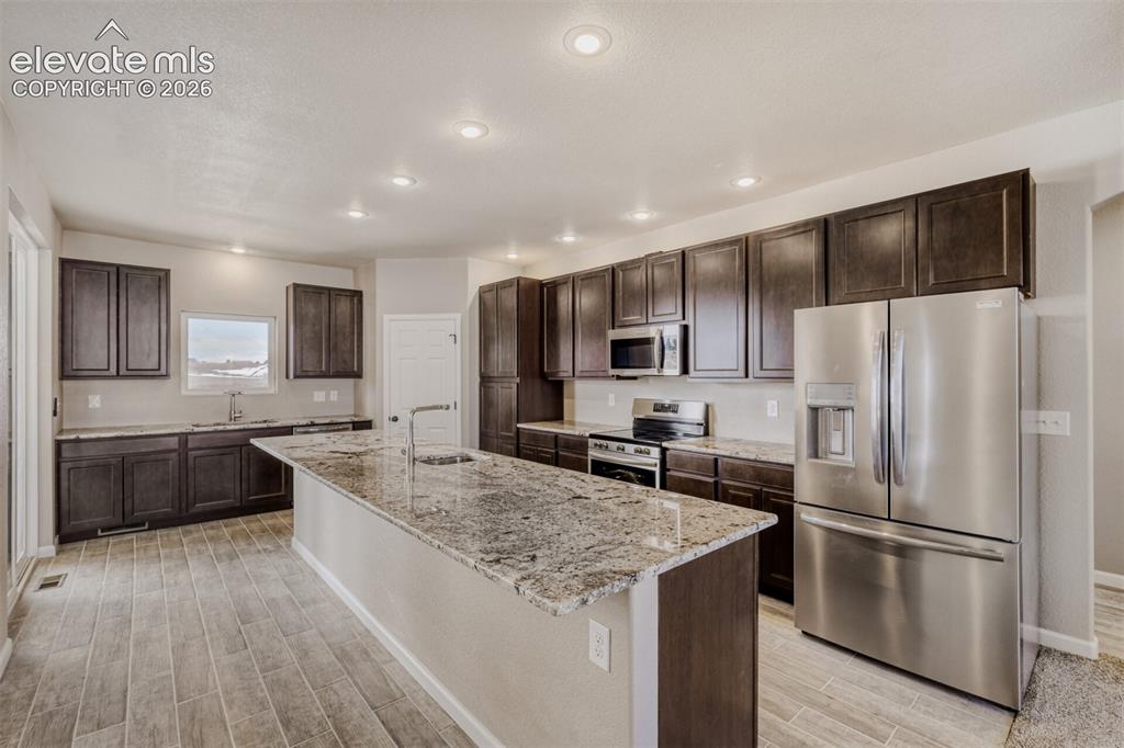 Image 10 of 50: Kitchen