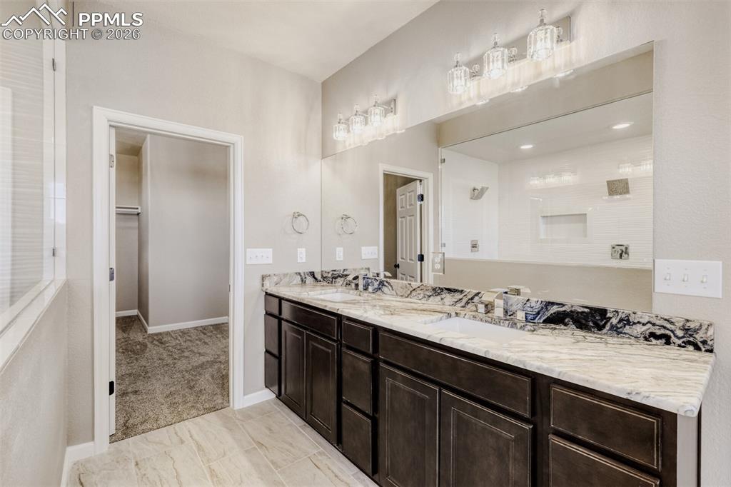 Image 22 of 47: 5-piece master bath