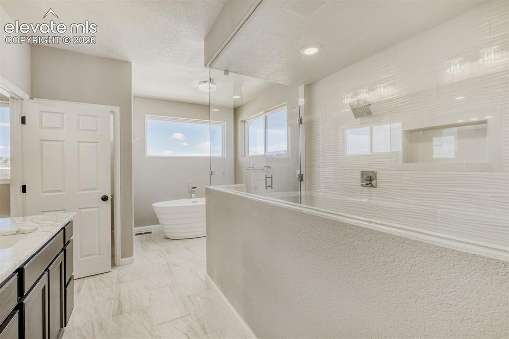 Image 23 of 50: 5-piece master bath