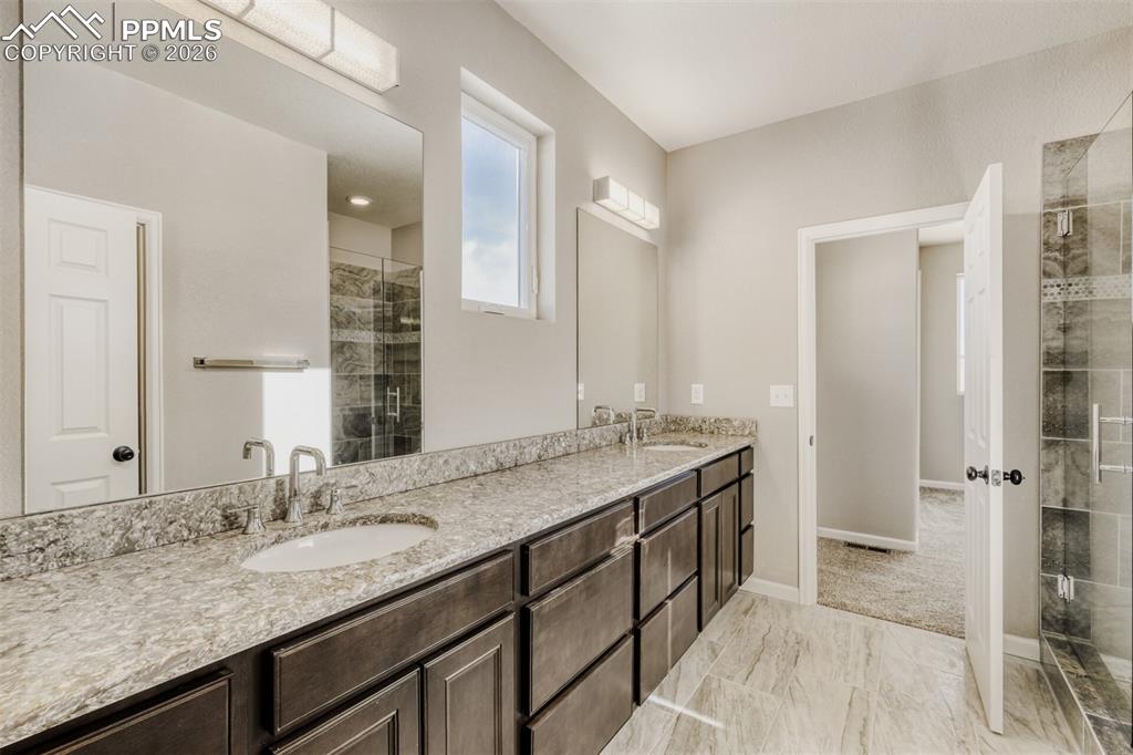 Image 27 of 47: Jack and Jill Bathroom