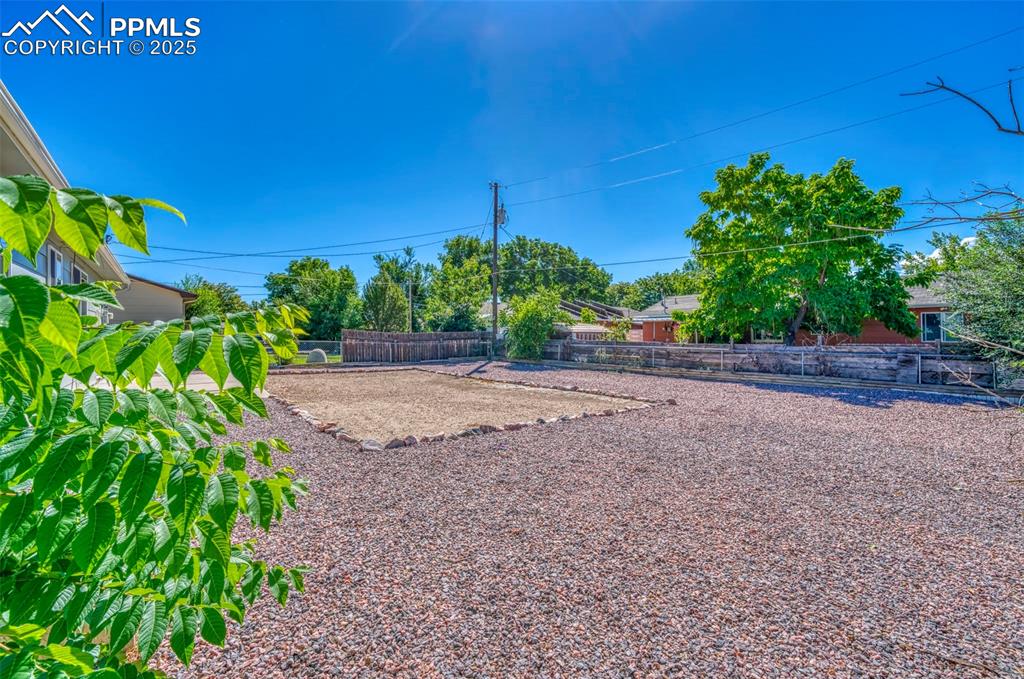 Image 10 of 34: Yard