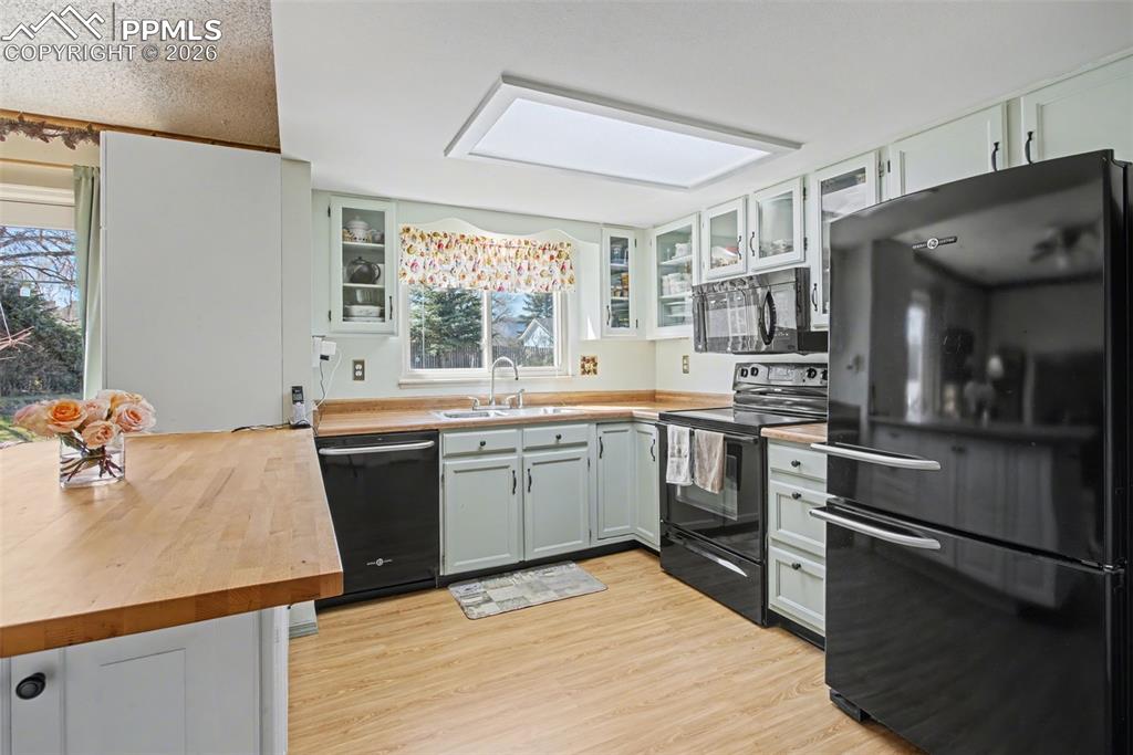 Image 11 of 30: Large, Butcher Block Penninsula!