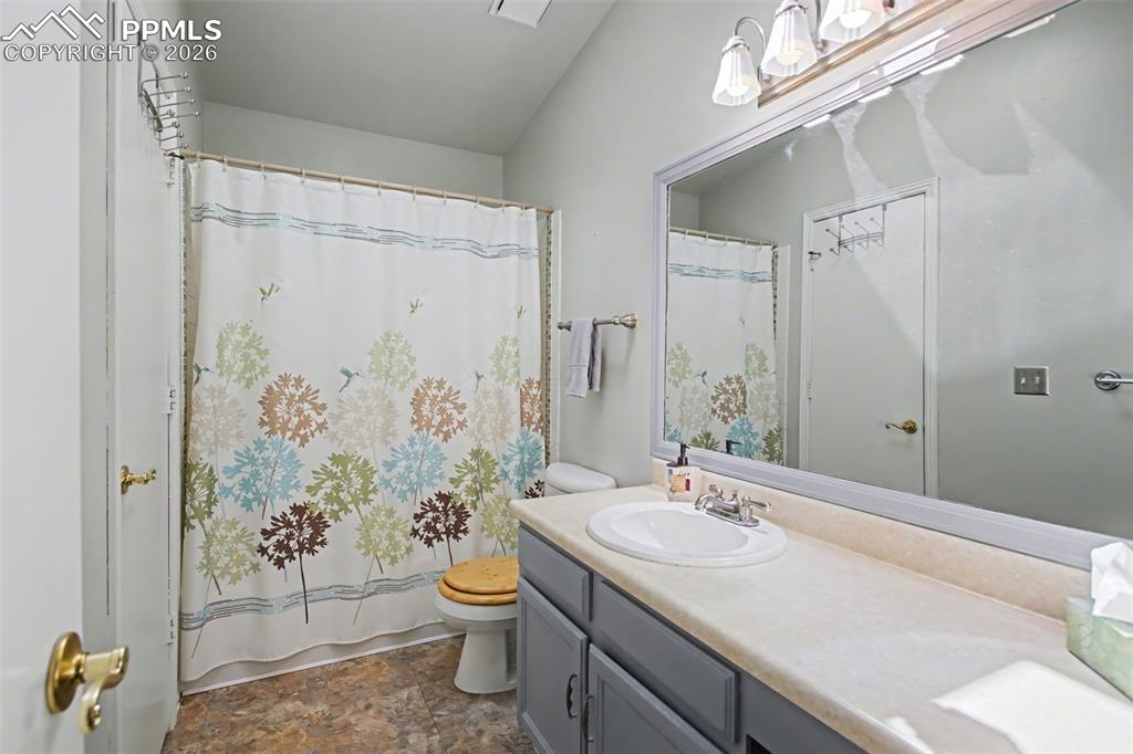 Image 19 of 30: Spacious Full Bath!