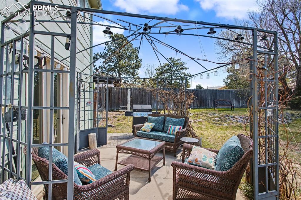 Image 21 of 30: Entertainers Backyard!