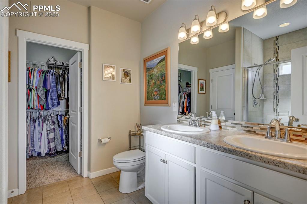 Image 12 of 47: Bathroom