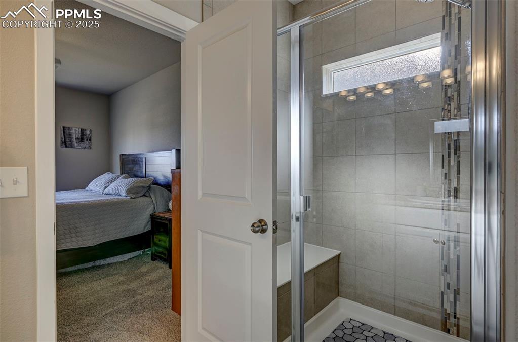 Image 13 of 47: Bathroom