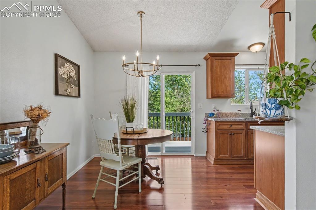 Image 11 of 45: Dining Area