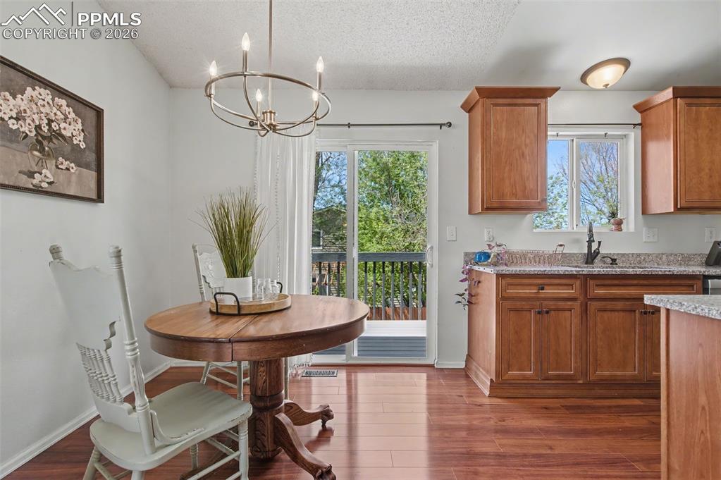 Image 12 of 45: Dining Area