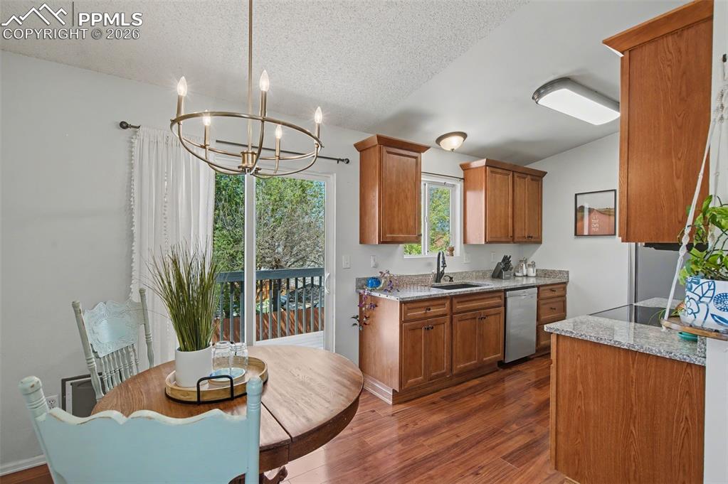 Image 15 of 45: Kitchen