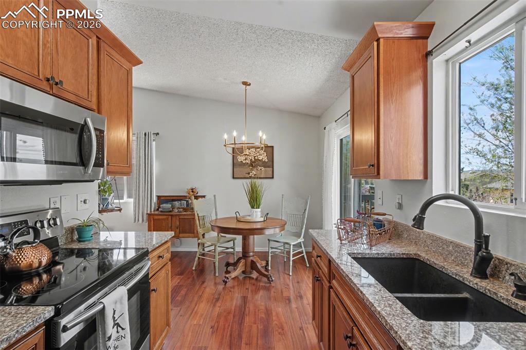 Image 19 of 45: Kitchen