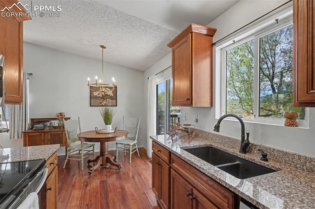 Image 20 of 45: Kitchen