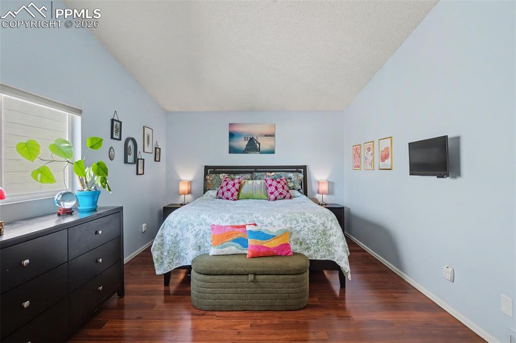 Image 23 of 45: Bedroom