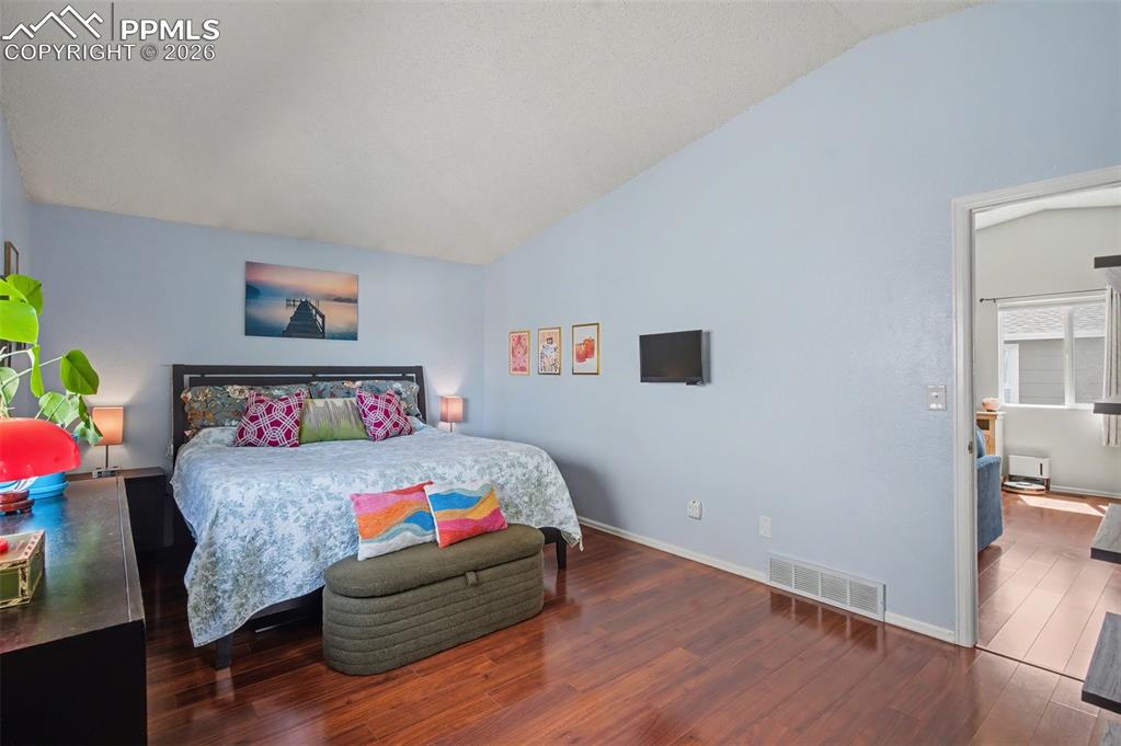 Image 24 of 45: Bedroom