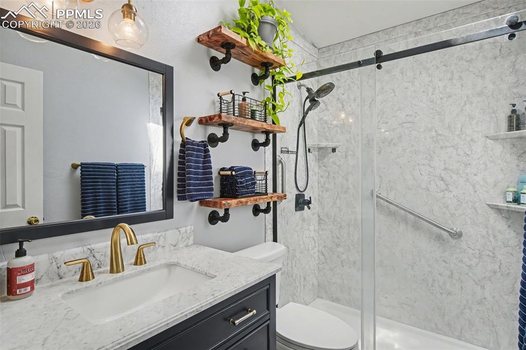 Image 25 of 45: Bathroom