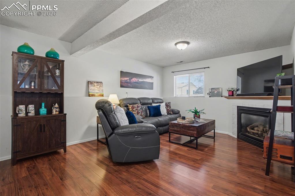 Image 28 of 45: Living Room