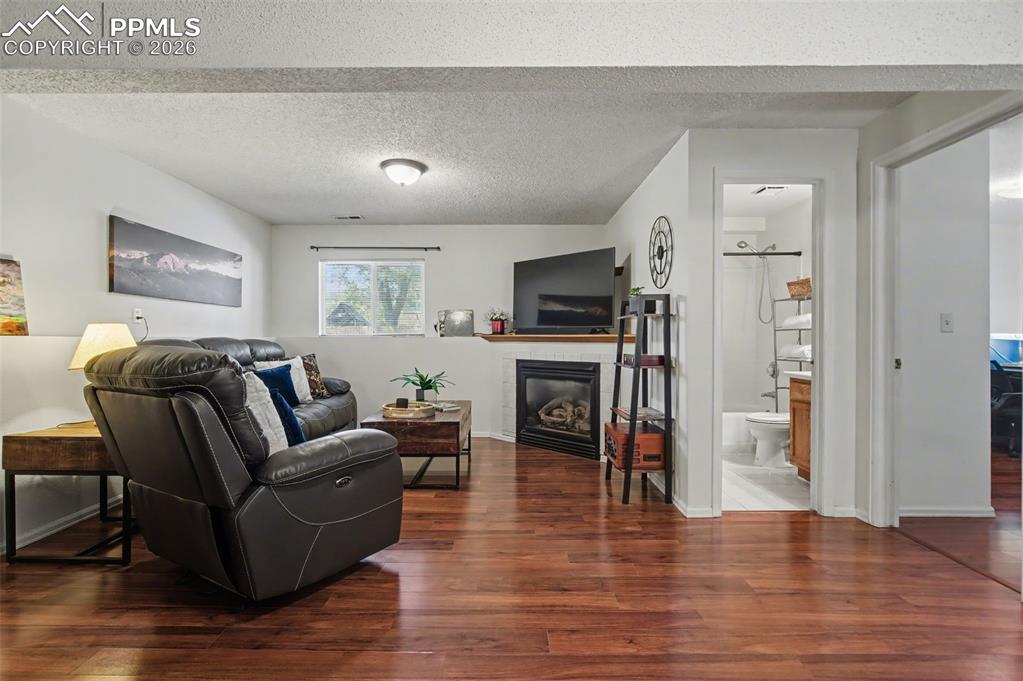 Image 29 of 45: Living Room