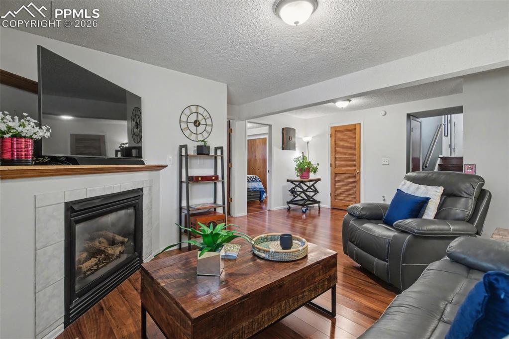 Image 31 of 45: Living Room