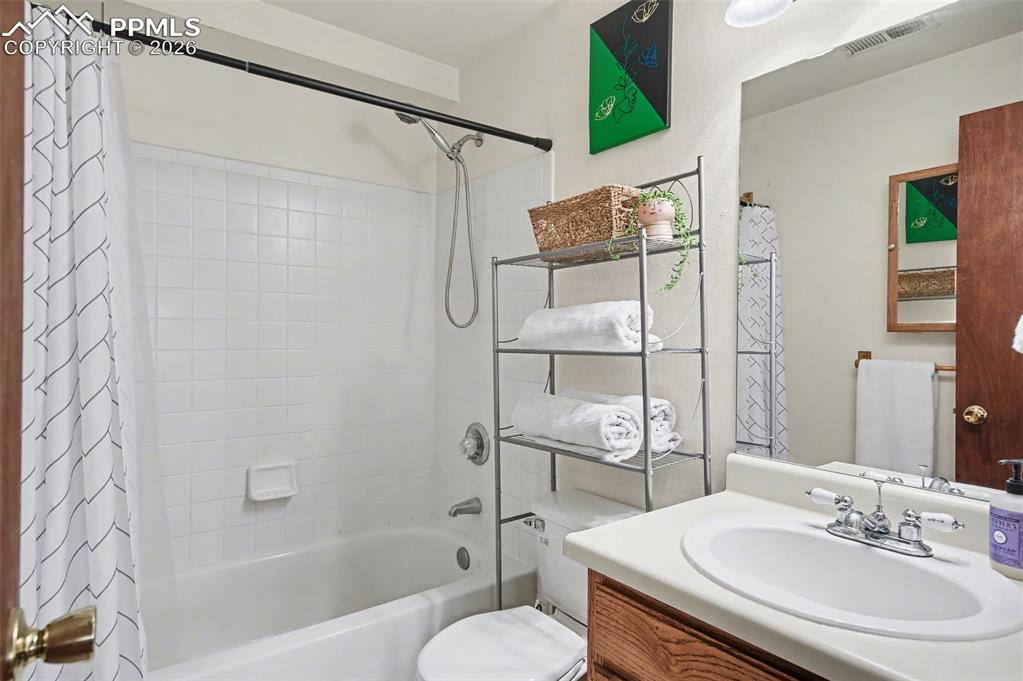 Image 33 of 45: Bathroom