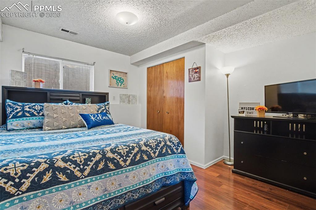 Image 34 of 45: Bedroom