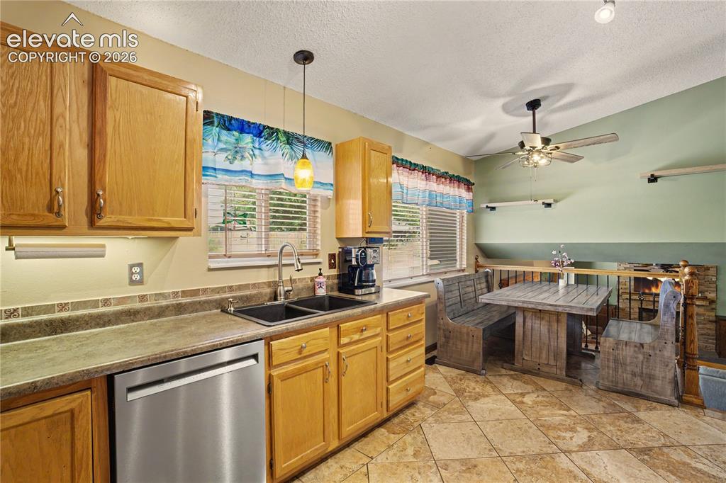 Image 10 of 40: Kitchen