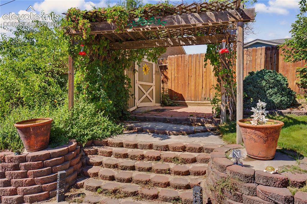 Image 34 of 40: Patio