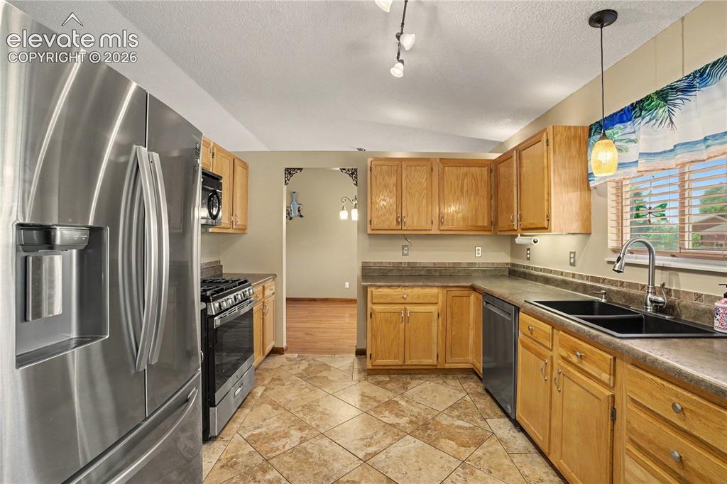 Image 8 of 40: Kitchen