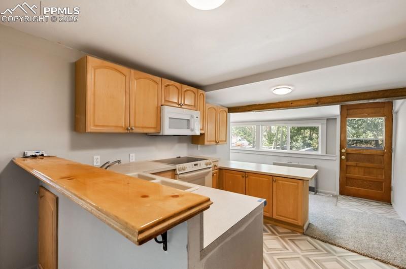 Image 26 of 50: Kitchen