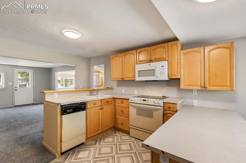 Image 27 of 50: Kitchen