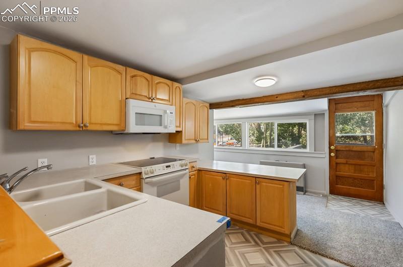 Image 30 of 50: Kitchen