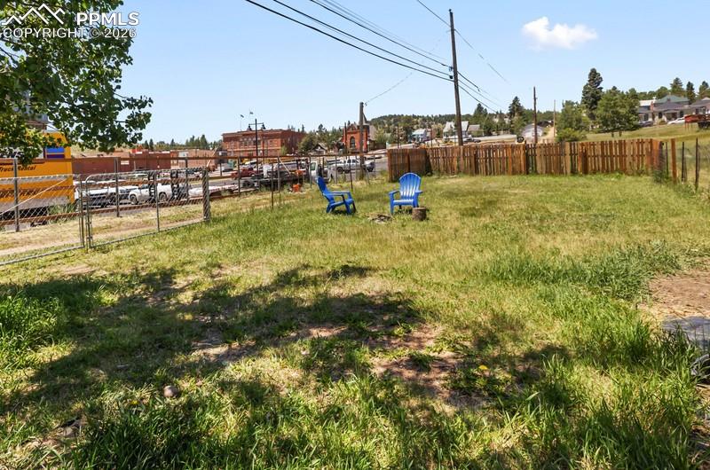Image 9 of 50: Yard