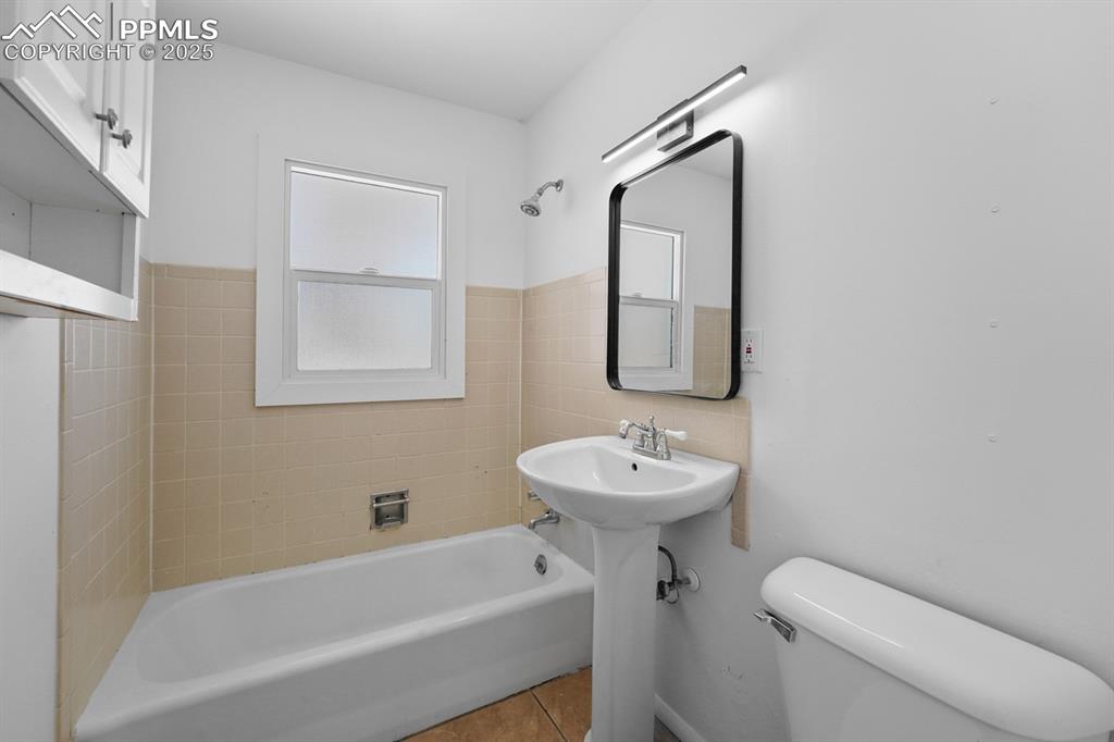 Image 12 of 23: Bathroom