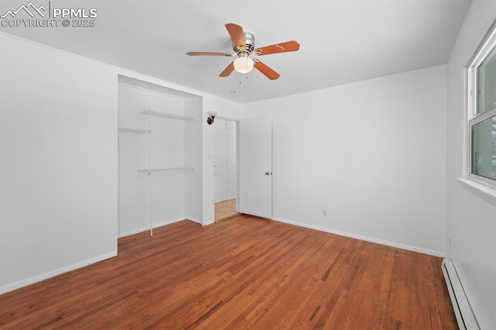 Image 21 of 23: Bedroom