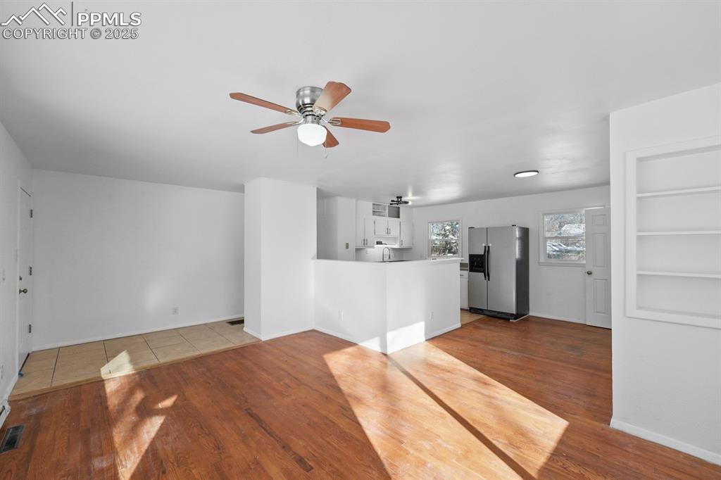 Image 4 of 23: Living Room