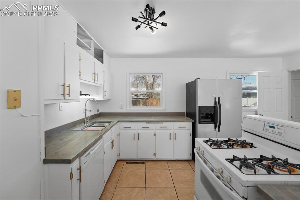 Image 7 of 23: Kitchen