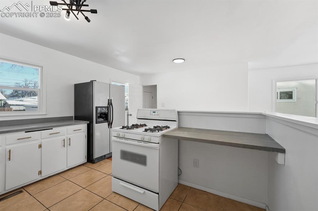 Image 9 of 23: Kitchen