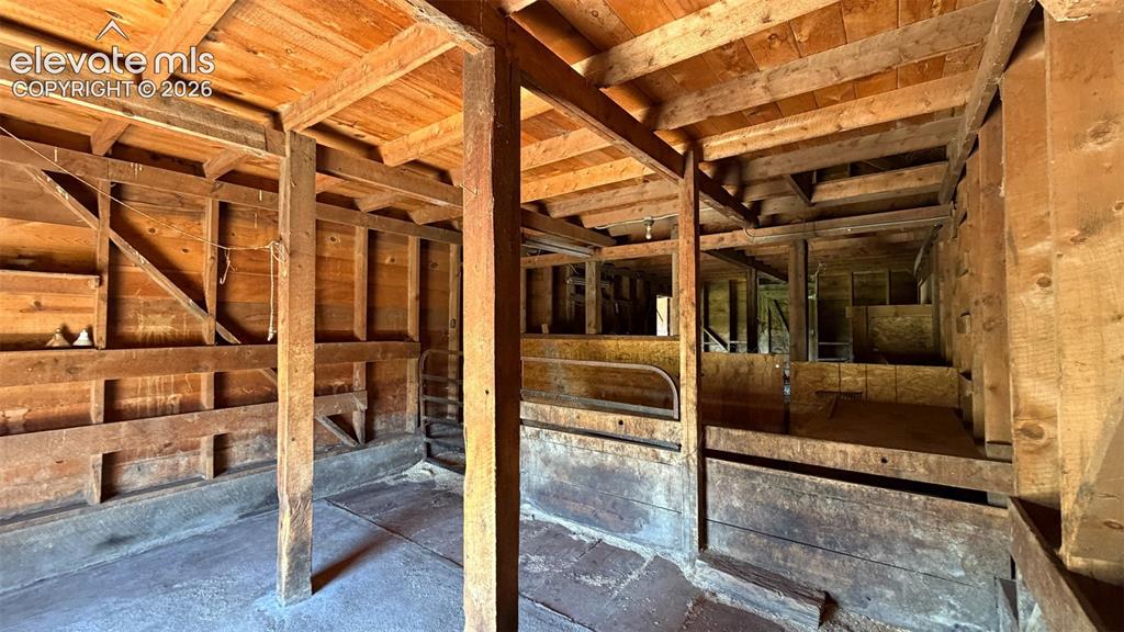 Image 24 of 50: Stable