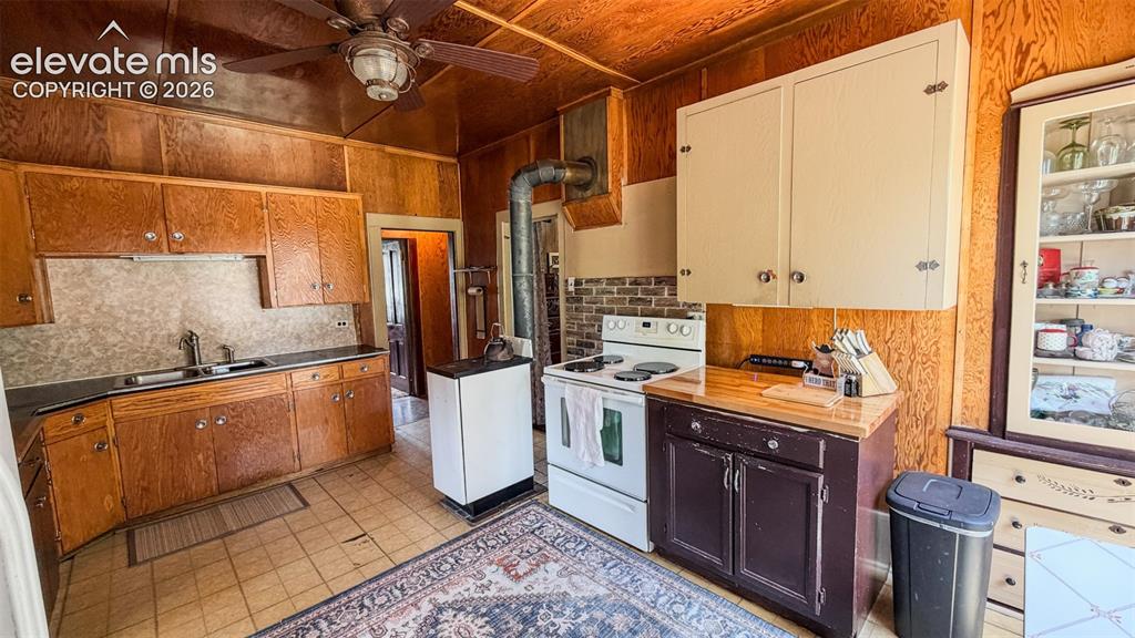 Image 40 of 50: Kitchen