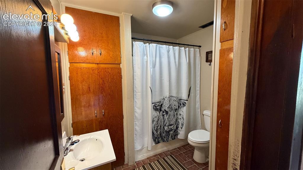 Image 41 of 50: Bathroom