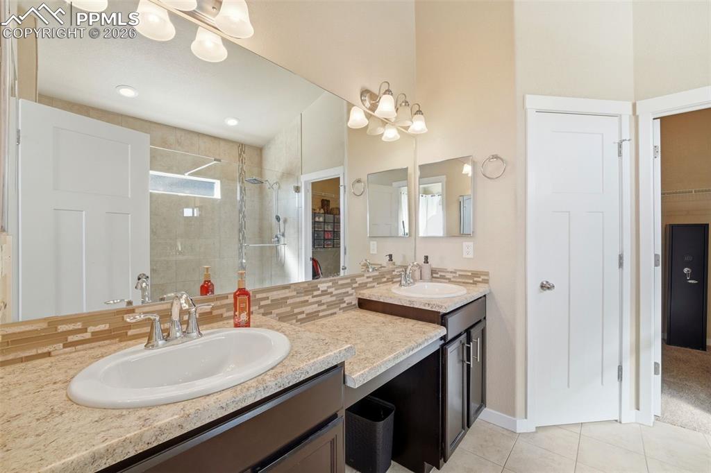 Image 21 of 48: Bathroom