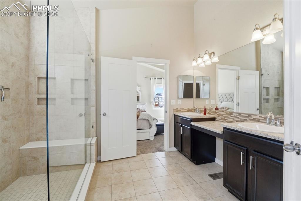 Image 22 of 48: Bathroom