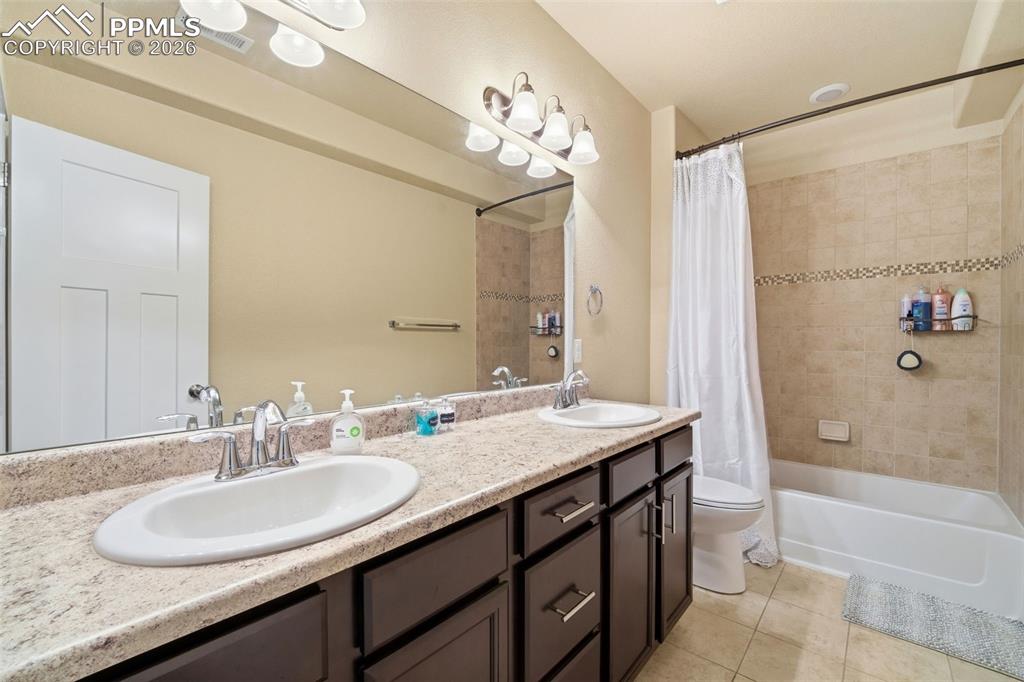 Image 40 of 48: Bathroom