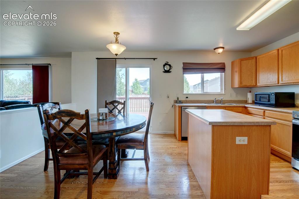 Image 7 of 34: Dining Area