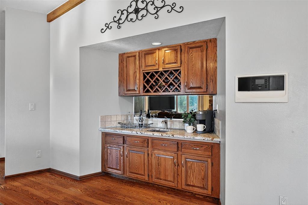 Image 14 of 48: Wet bar in the family for easy entertaining or morning coffee!