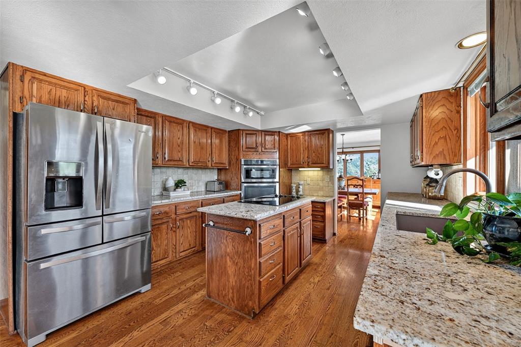 Image 15 of 48: Granite counters, center island and upgraded appliances!