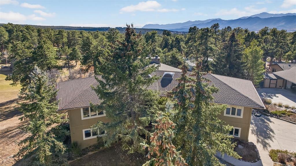 Image 2 of 48: Quiet cul-de-sac living and views!